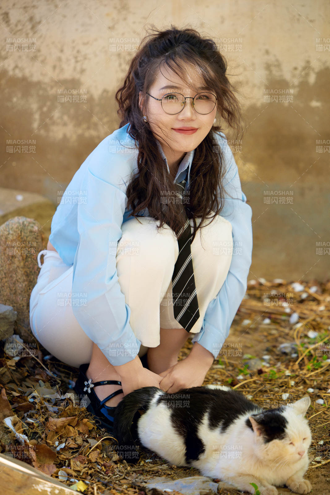 在小区里投喂流浪猫咪的东方女性图片