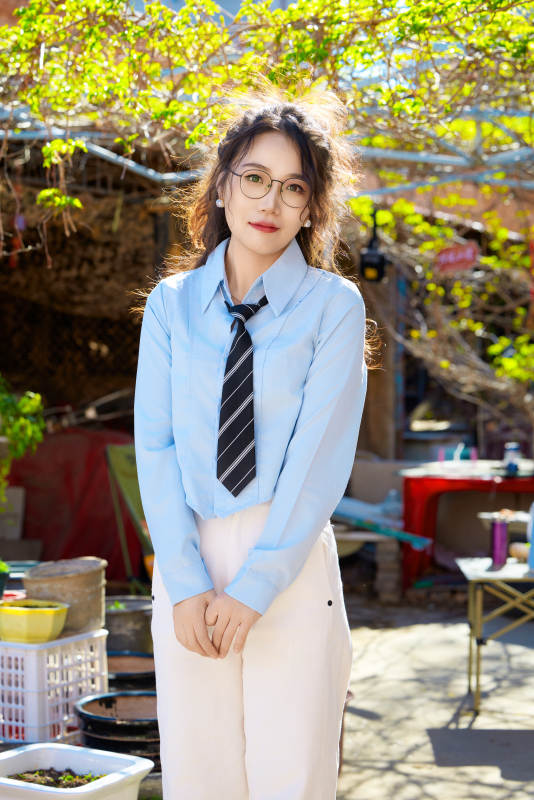 在老旧城区拍照游玩的东方美女图片