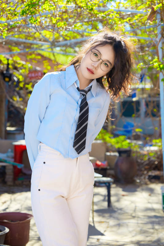 在老旧城区拍照游玩的东方美女图片