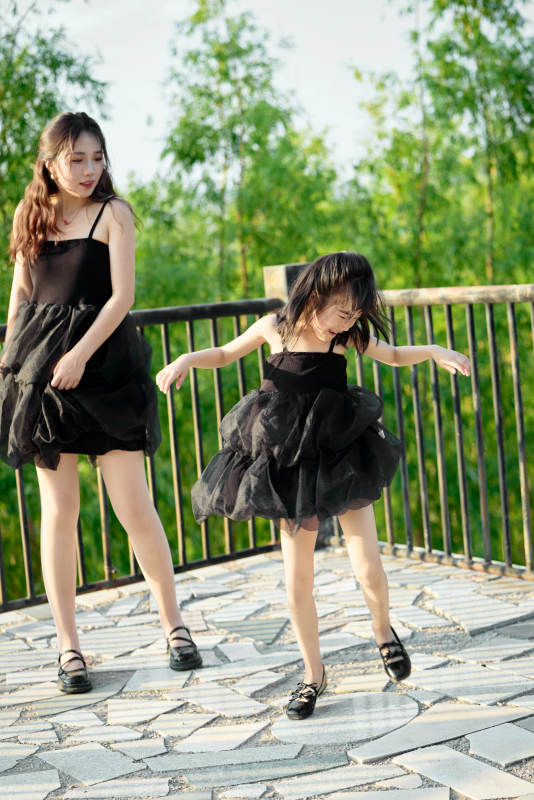 夏天在户外公园旅行游玩的亚洲母女亲子图片