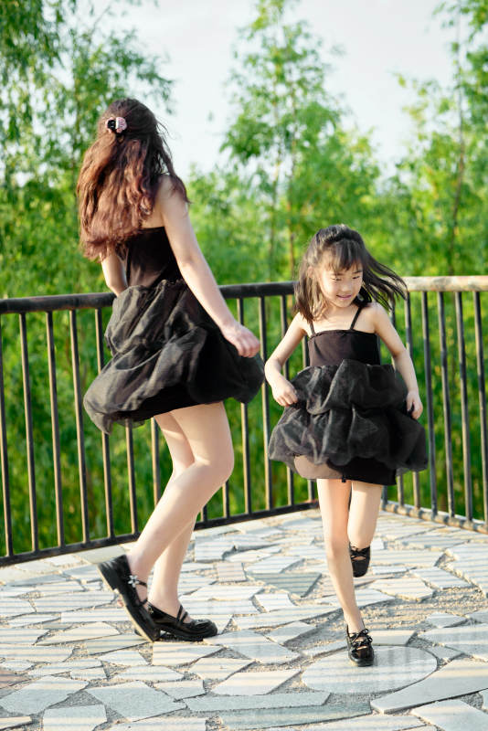 夏天在户外公园旅行游玩的亚洲母女亲子图片