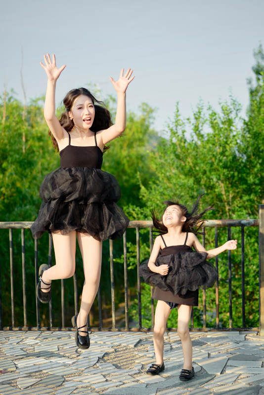 夏天在户外公园旅行游玩的亚洲母女亲子图片