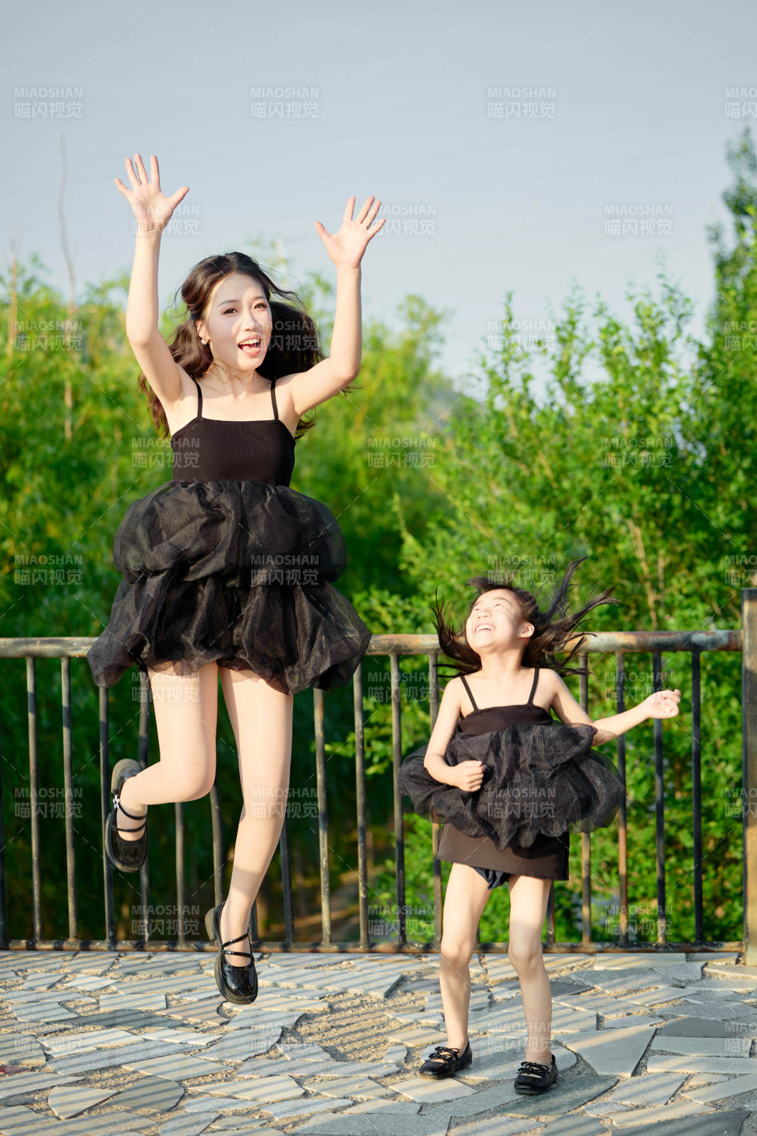 夏天在户外公园旅行游玩的亚洲母女亲子图片