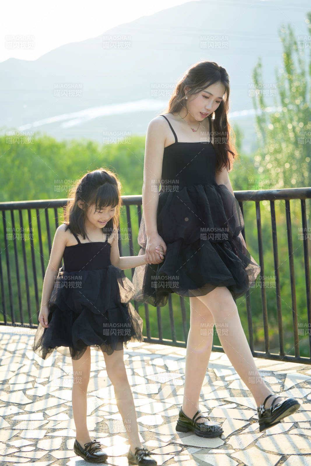 夏天在户外公园旅行游玩的亚洲母女亲子图片