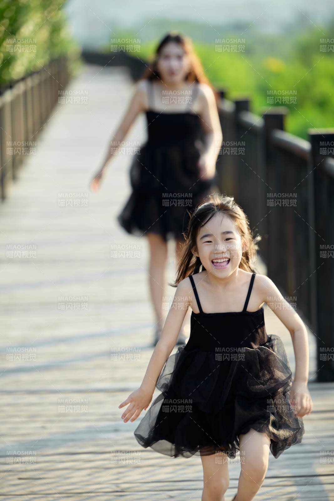 夏天在户外公园旅行游玩的亚洲母女亲子图片