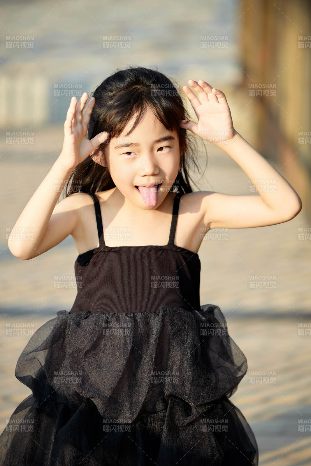 夏季在户外玩耍游玩的可爱亚洲女童图片