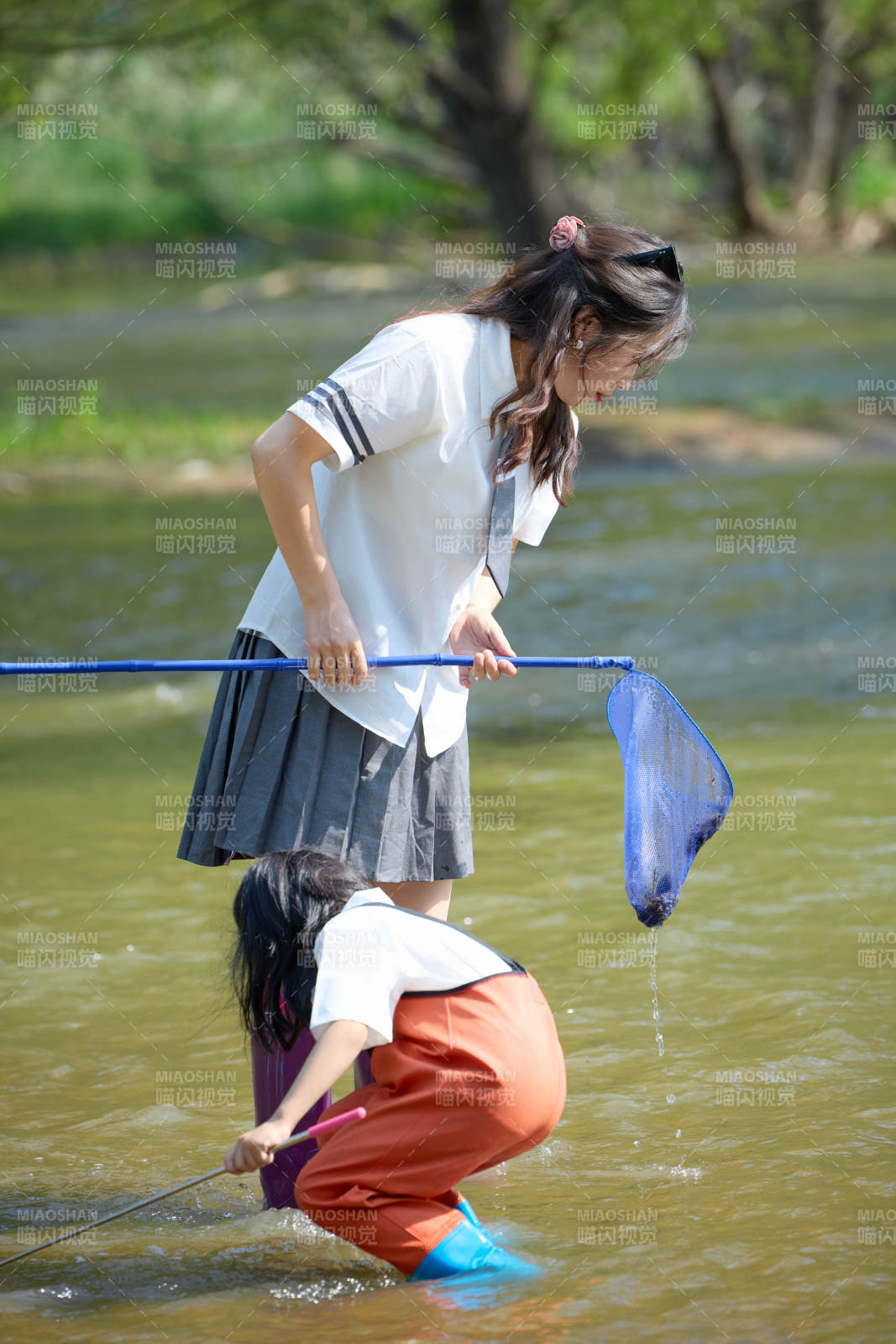 夏天在户外溪流捕捉鱼虾的母女亲子图片