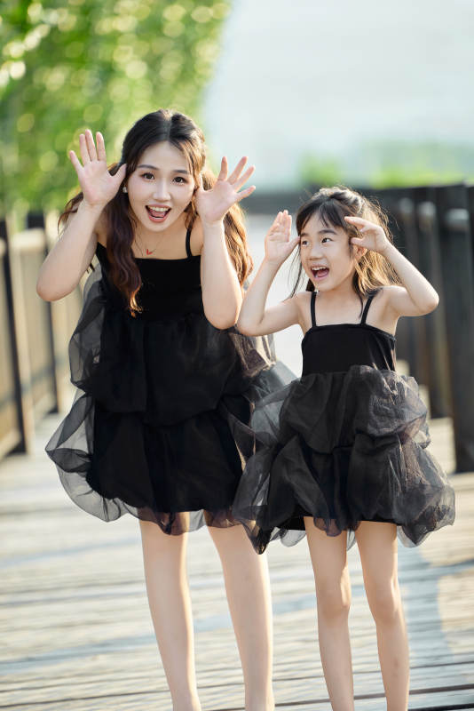 夏天在户外公园旅行游玩的亚洲母女亲子图片