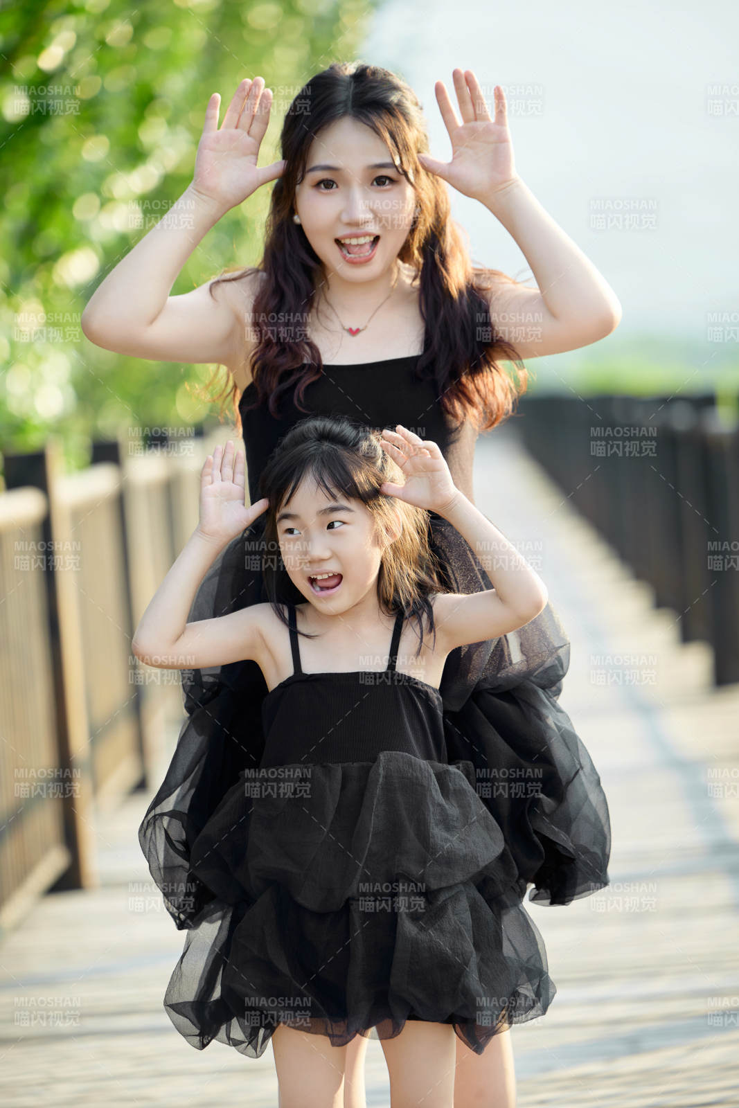 夏天在户外公园旅行游玩的亚洲母女亲子图片