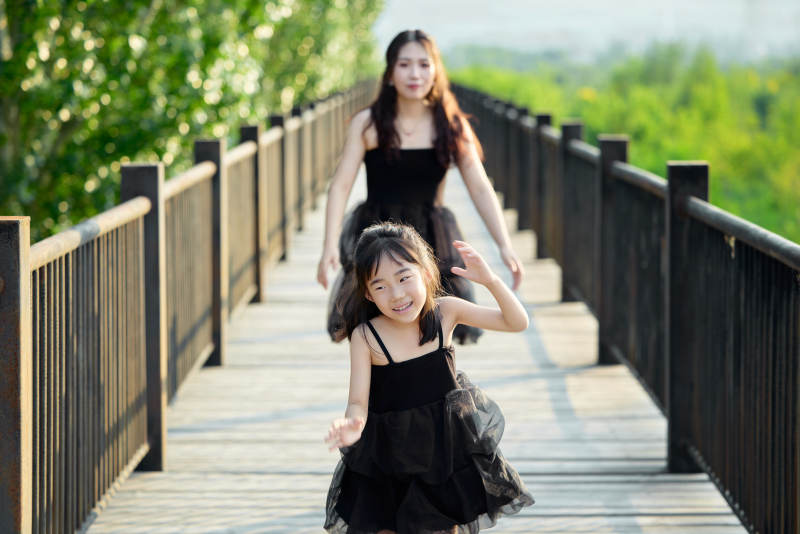 夏天在户外公园旅行游玩的亚洲母女亲子图片