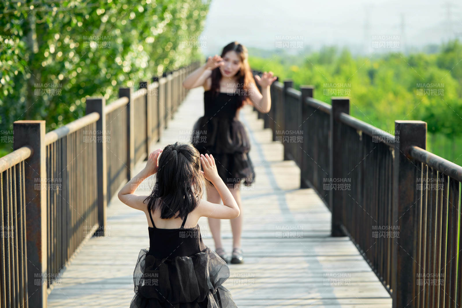 夏天在户外公园旅行游玩的亚洲母女亲子图片