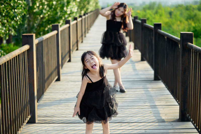 夏天在户外公园旅行游玩的亚洲母女亲子图片