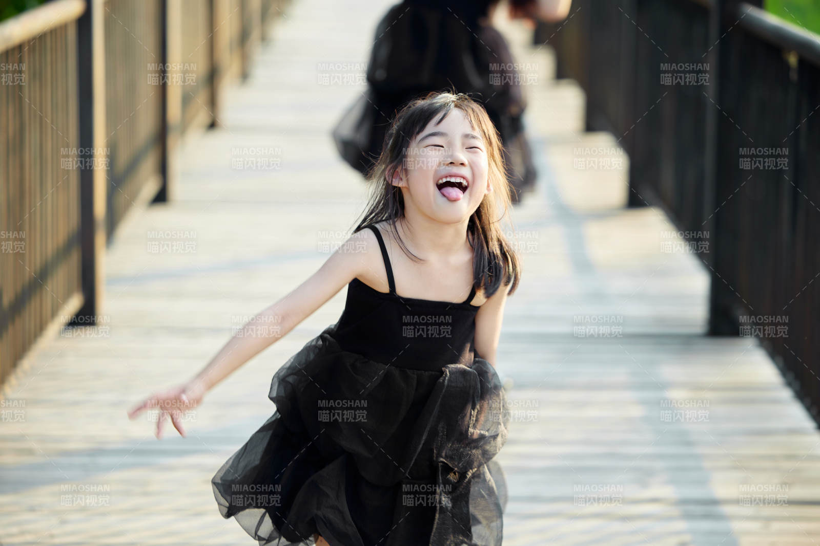 夏季在户外玩耍游玩的可爱亚洲女童图片