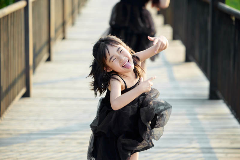 夏季在户外和妈妈玩耍游玩的可爱亚洲女童图片