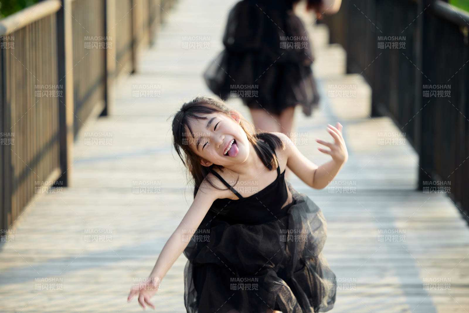 夏季在户外和妈妈玩耍游玩的可爱亚洲女童图片