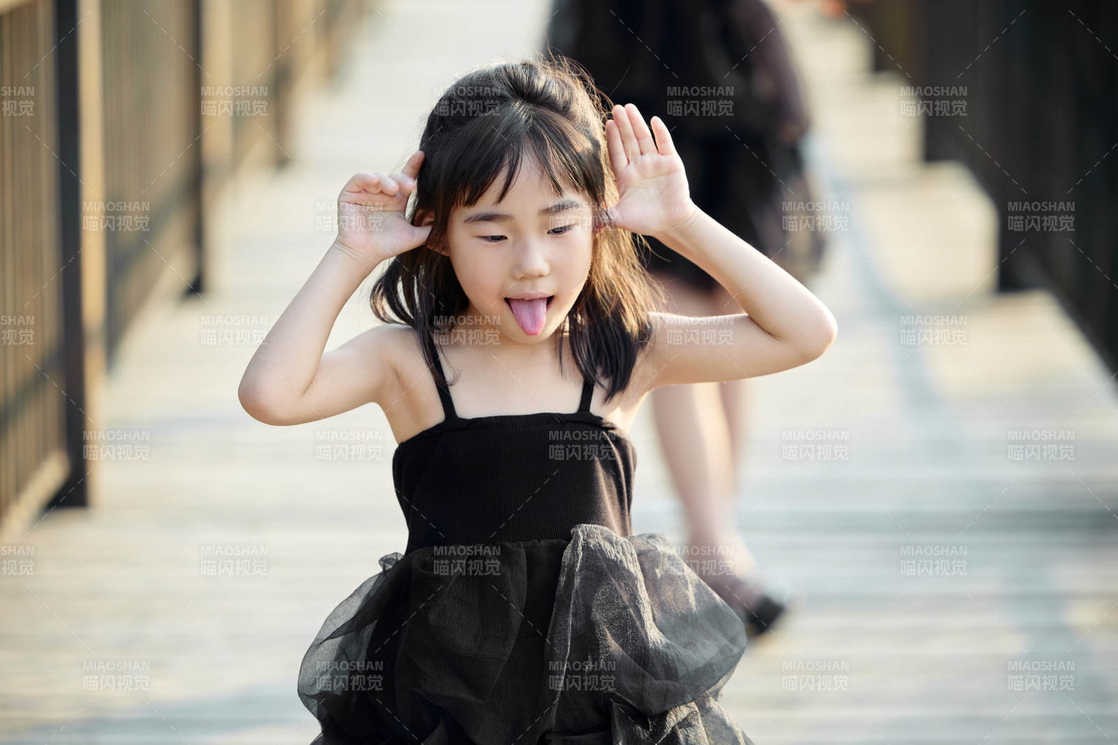 夏季在户外和妈妈玩耍游玩的可爱亚洲女童图片