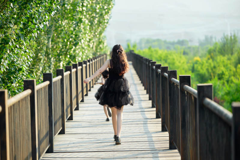 夏季在户外和妈妈玩耍游玩的可爱亚洲女童图片