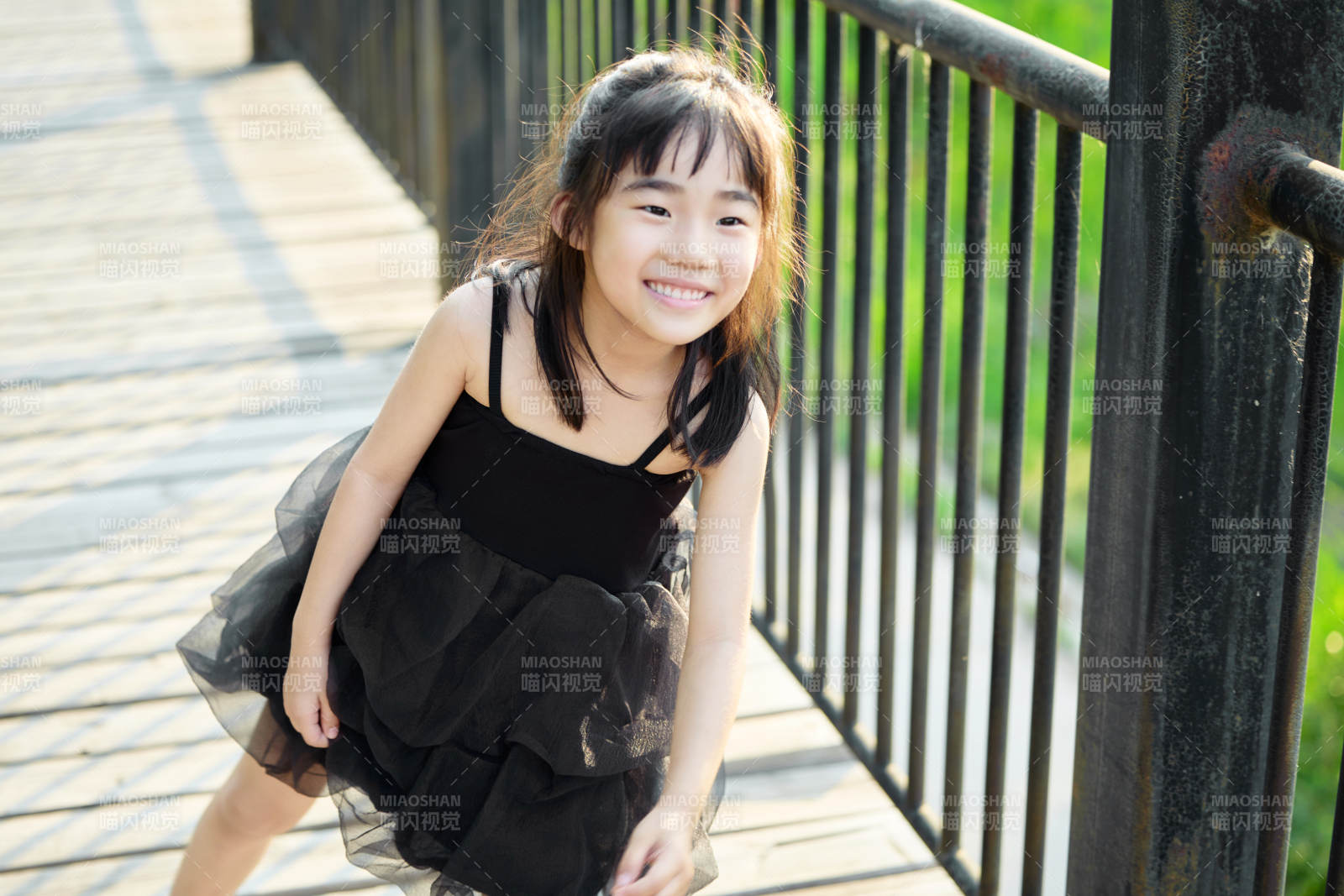 夏季在户外和妈妈玩耍游玩的可爱亚洲女童图片