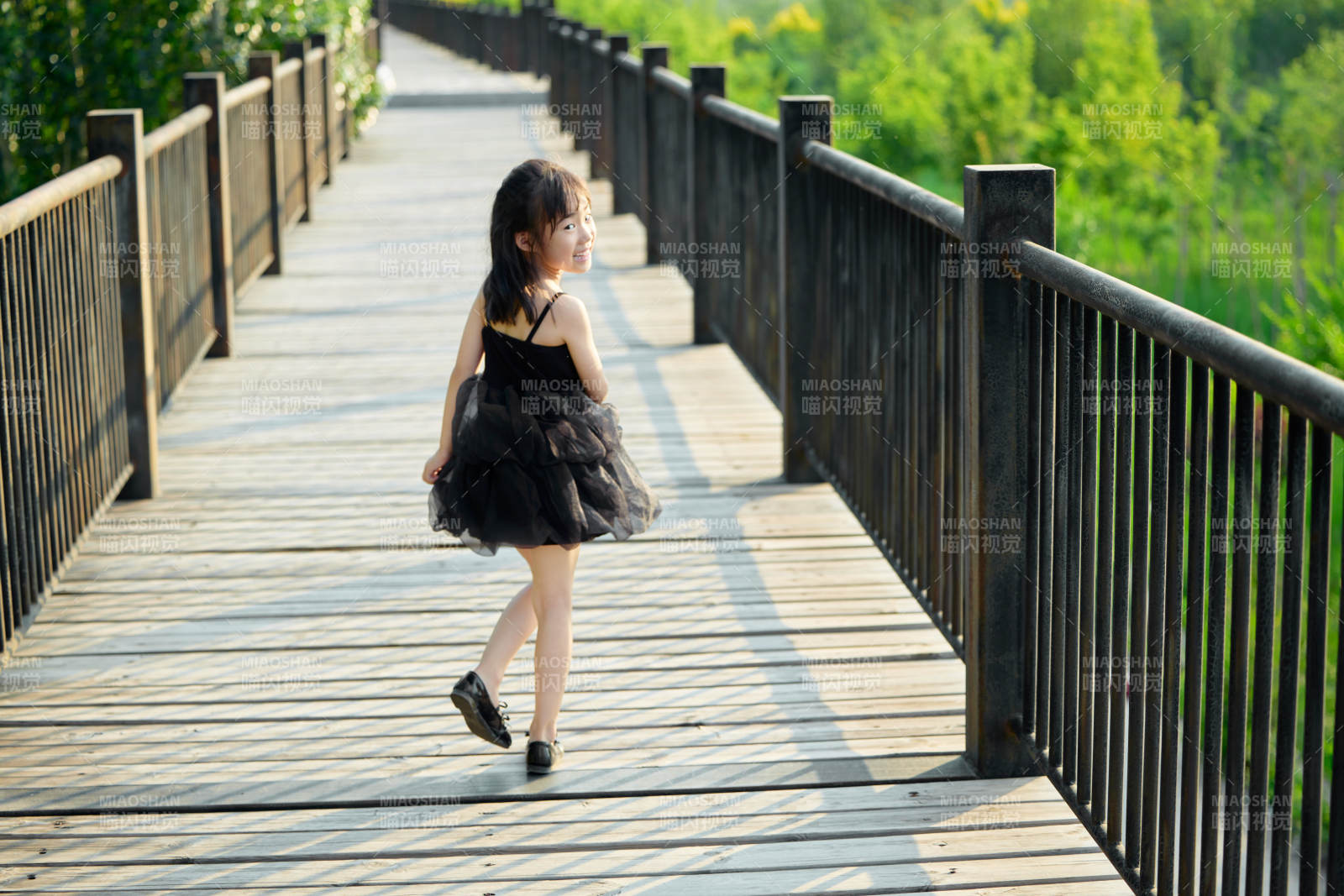 夏季在户外和妈妈玩耍游玩的可爱亚洲女童图片