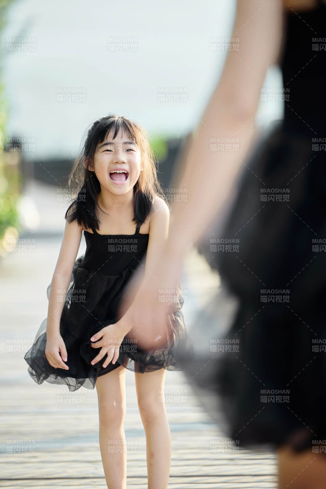 夏季在户外和妈妈玩耍游玩的可爱亚洲女童图片