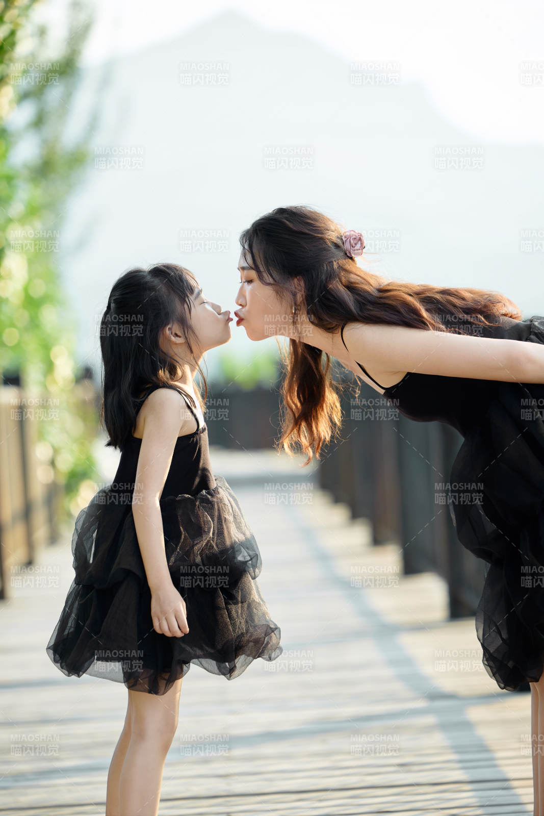 夏天在户外公园旅行游玩的亚洲母女亲子图片