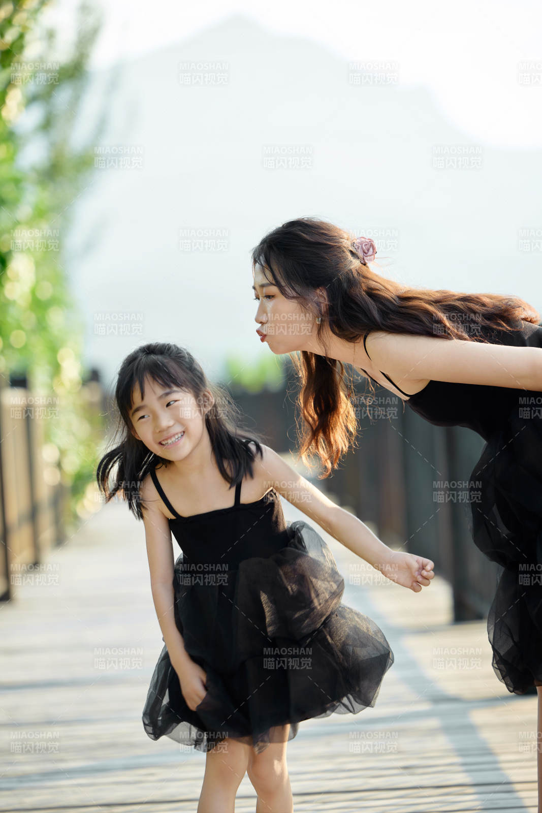 夏天在户外公园旅行游玩的亚洲母女亲子图片