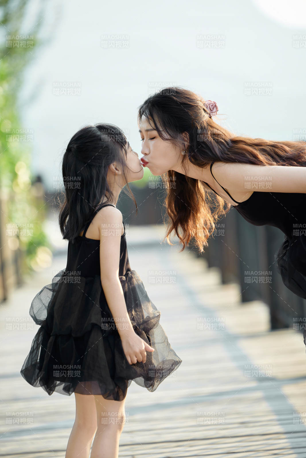 夏天在户外公园旅行游玩的亚洲母女亲子图片