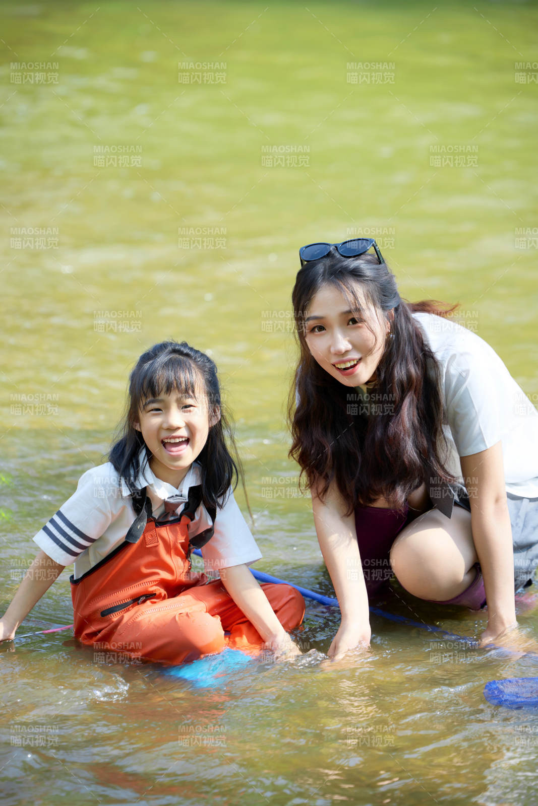 夏天在户外公园吃西瓜的亚洲母女亲子图片