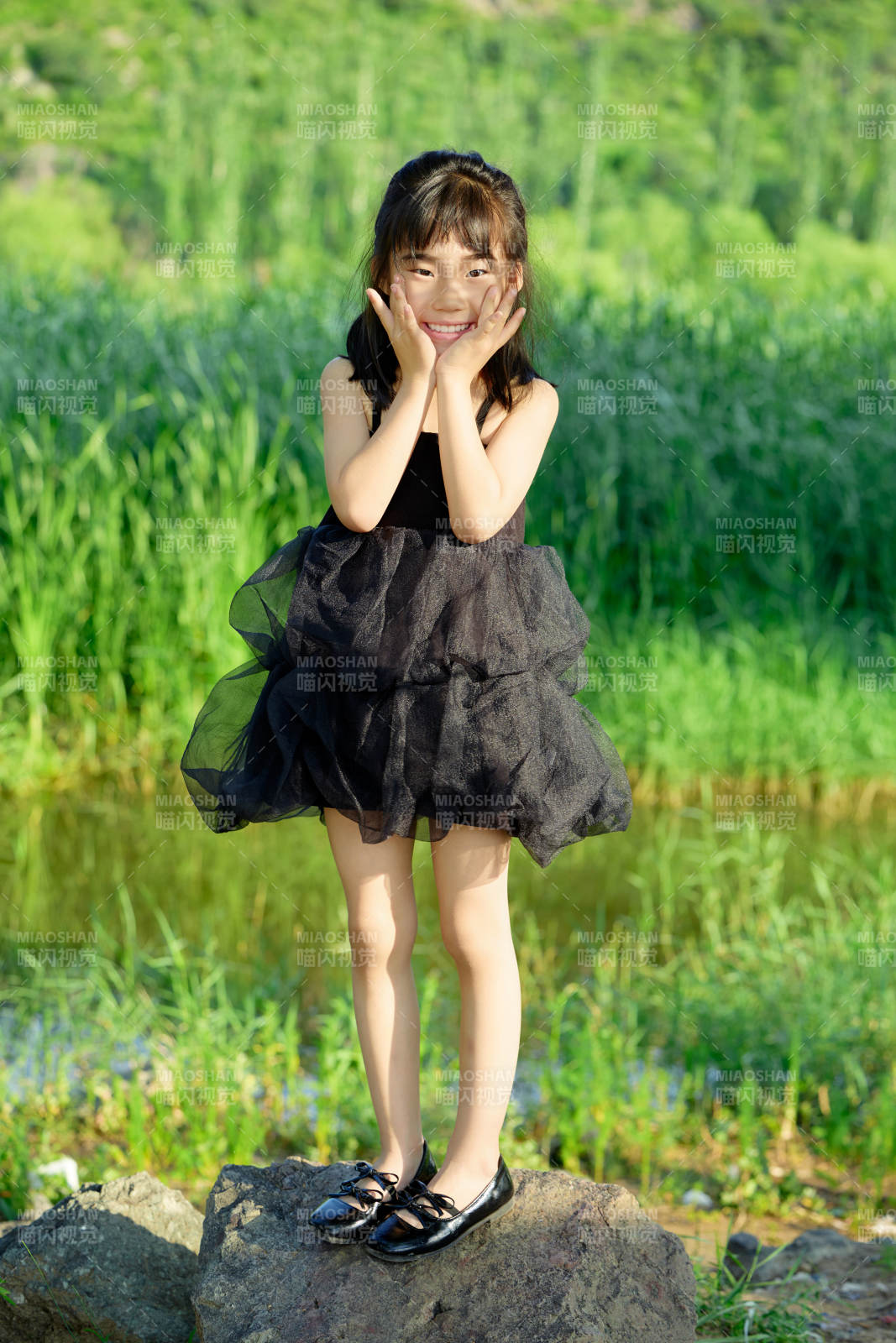 夏季在户外玩耍游玩的可爱亚洲女童图片