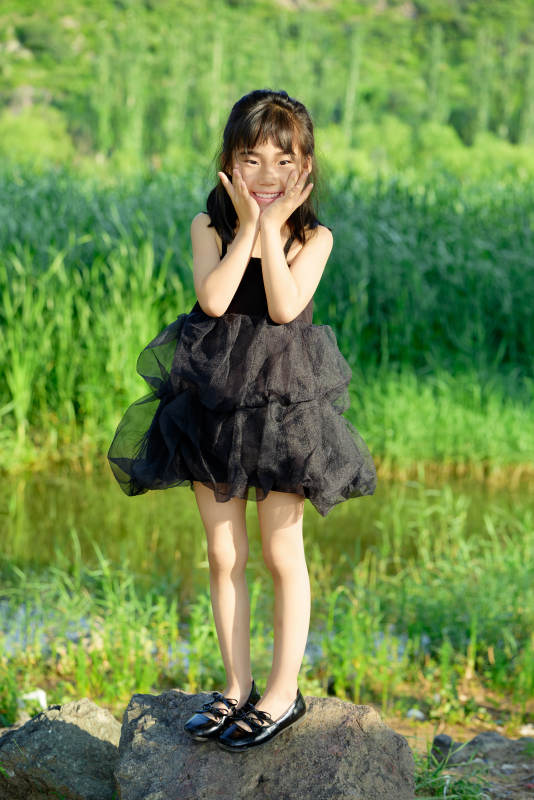 夏季在户外玩耍游玩的可爱亚洲女童图片