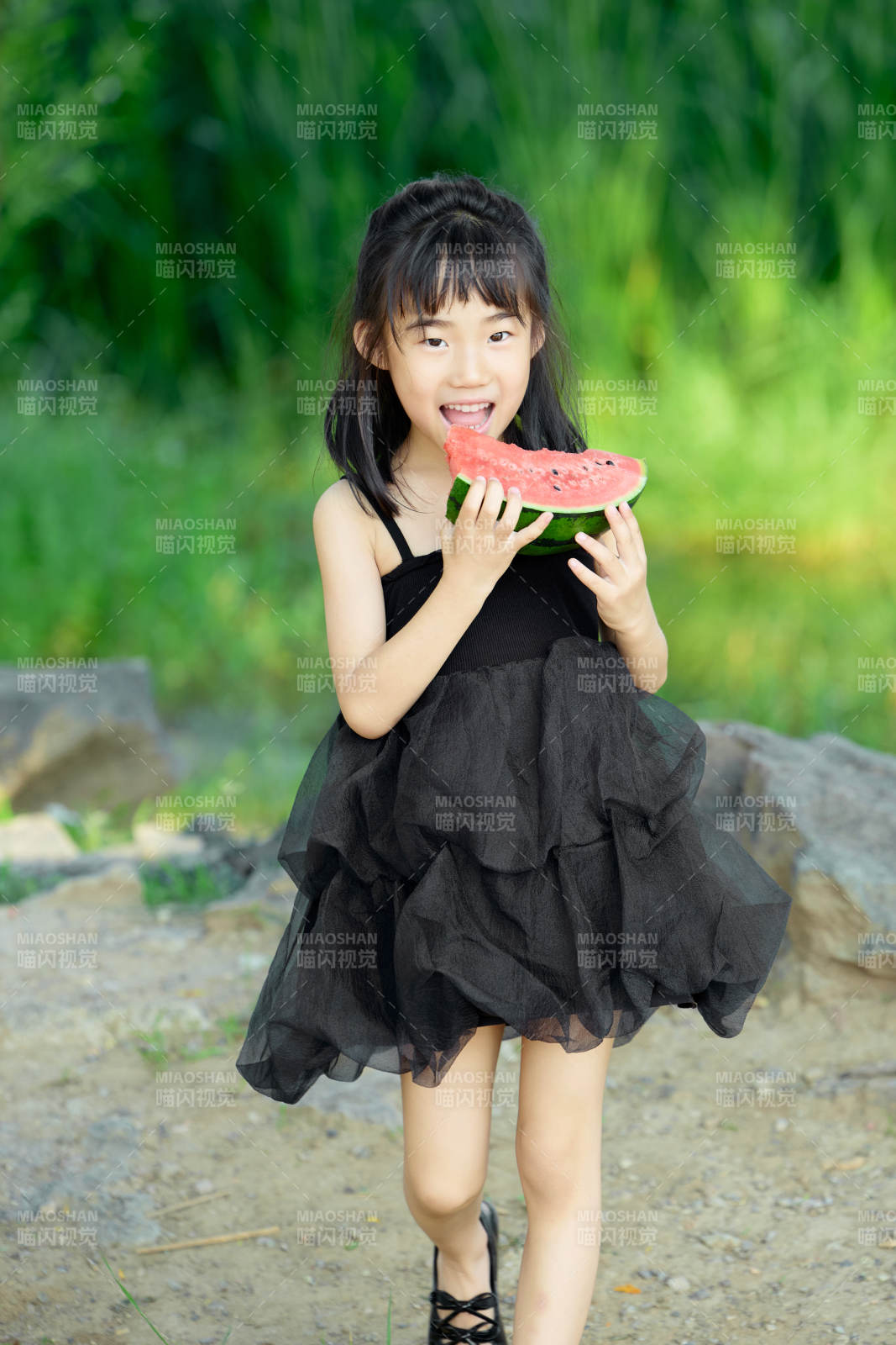 夏季在户外游玩吃西瓜的可爱亚洲女童图片