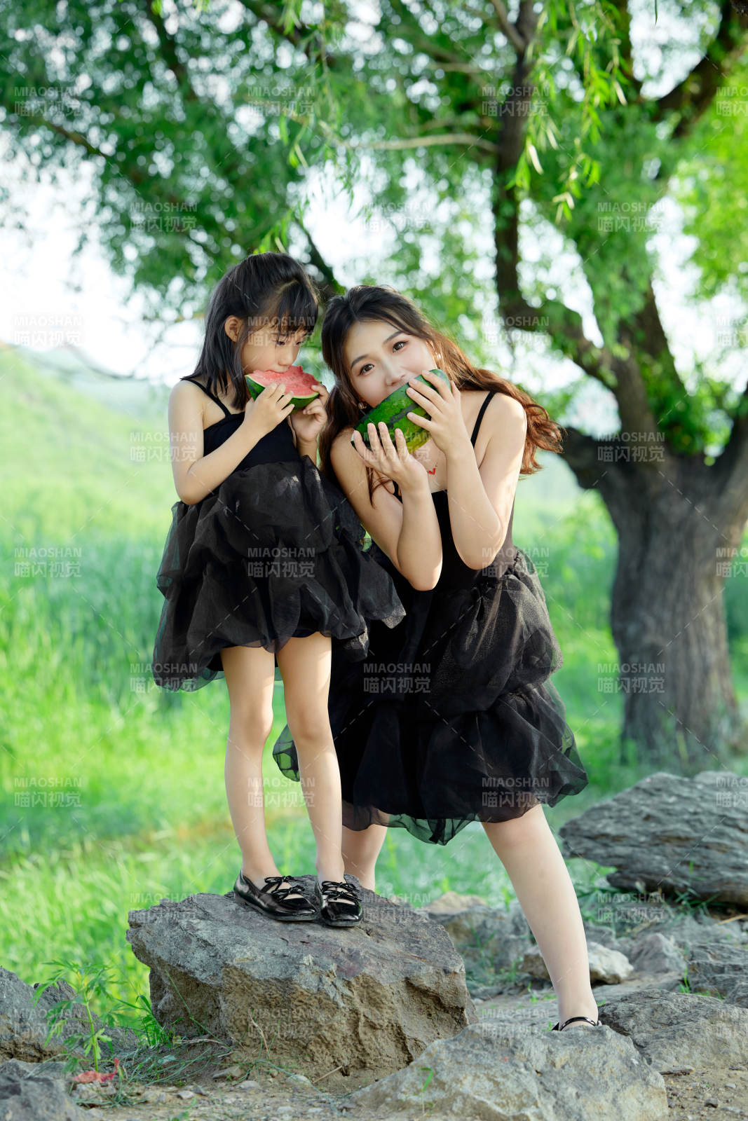 夏天在户外公园吃西瓜的亚洲母女亲子图片