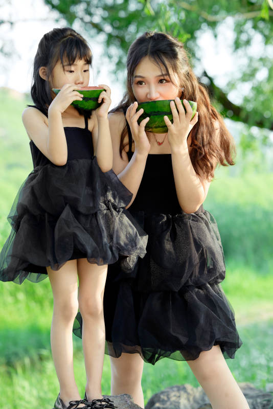 夏天在户外公园吃西瓜的亚洲母女亲子图片