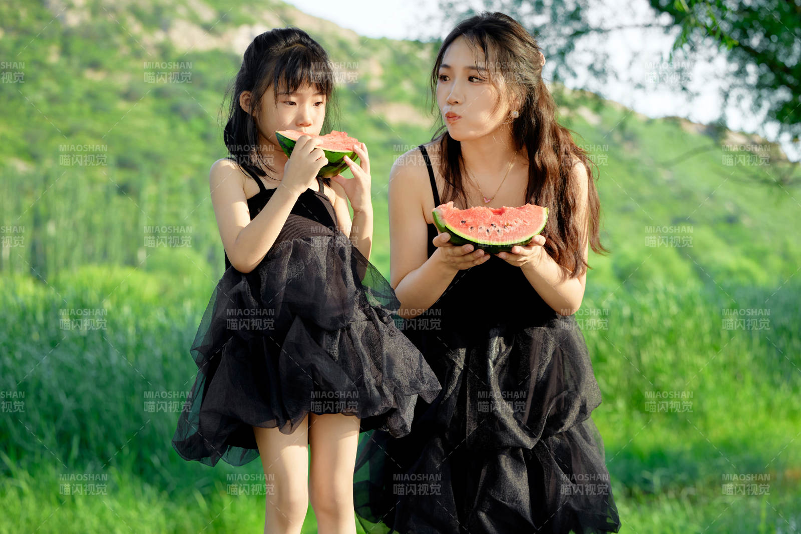 夏天在户外公园吃西瓜的亚洲母女亲子图片