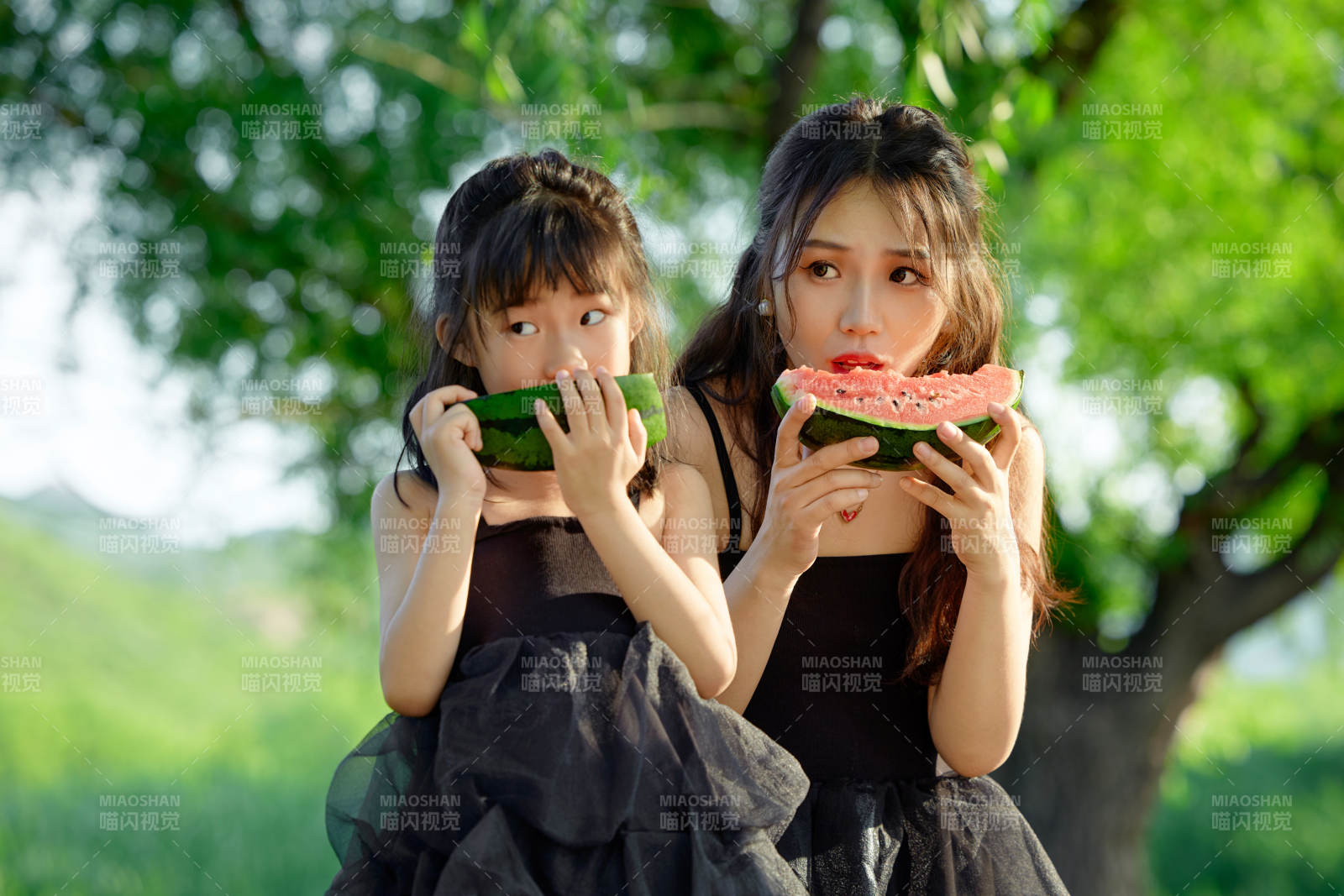 夏天在户外公园吃西瓜的亚洲母女亲子图片