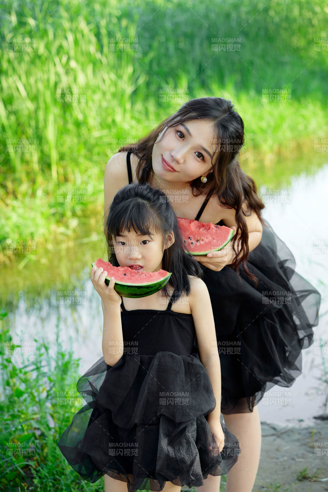 夏天在户外公园吃西瓜的亚洲母女亲子图片