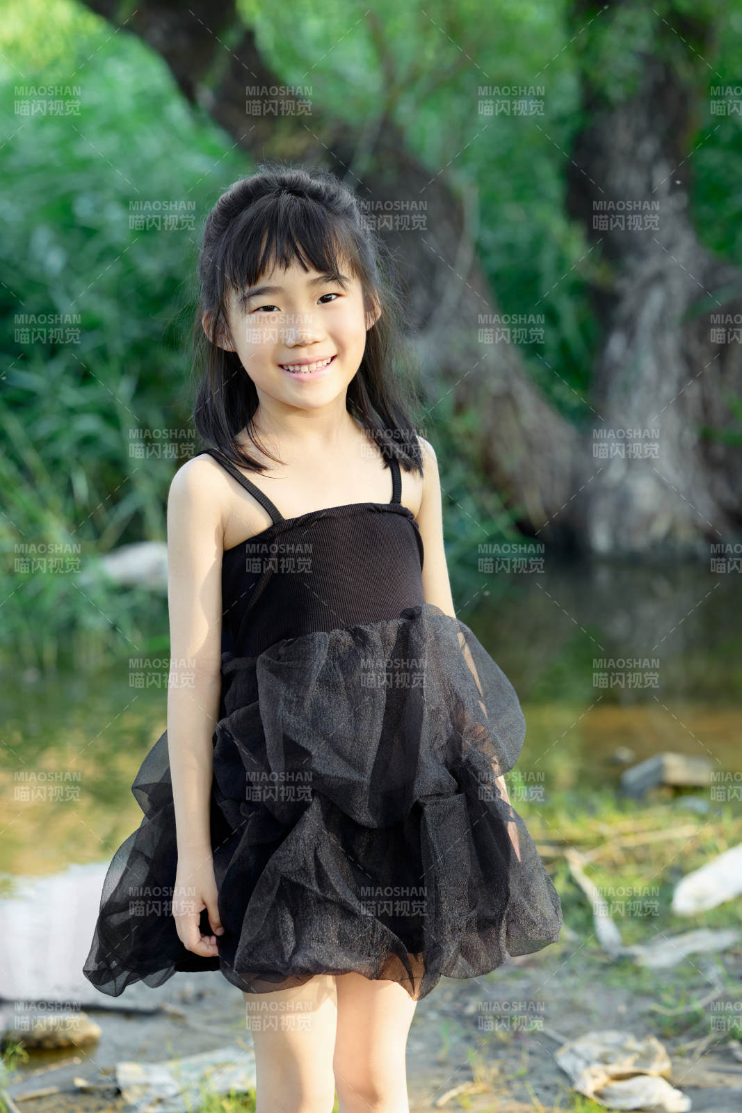 夏季在户外玩耍游玩的可爱亚洲女童图片