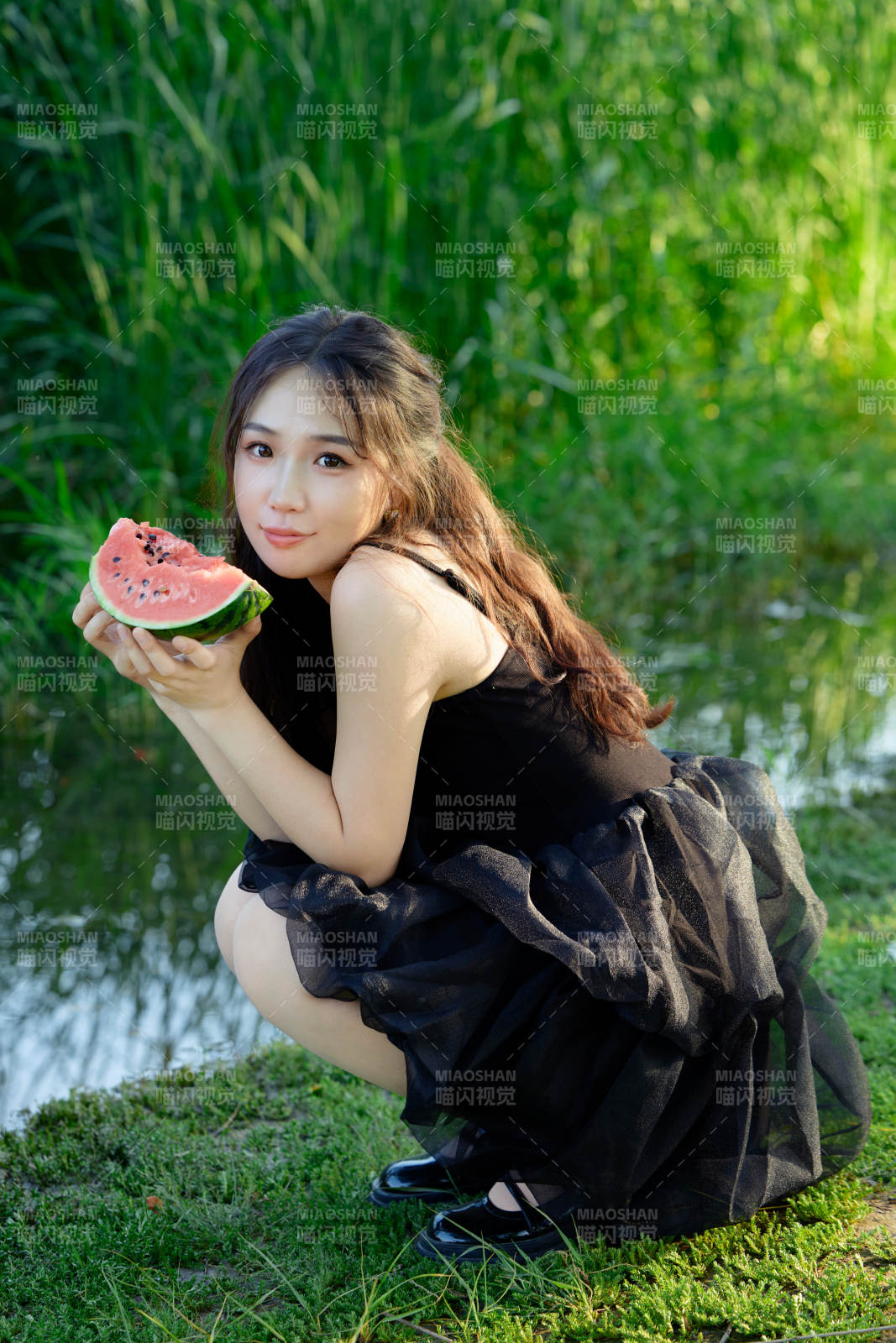 夏天在户外公园吃西瓜的亚州美女图片