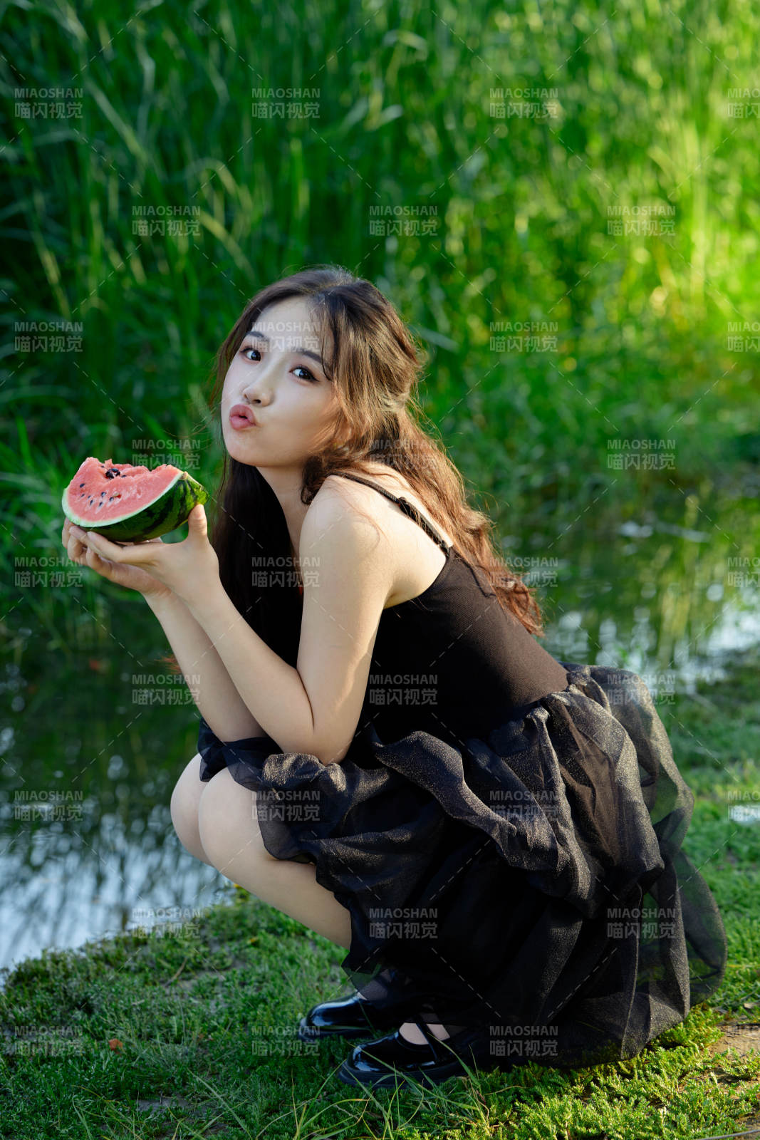 夏天在户外公园吃西瓜的亚州美女图片