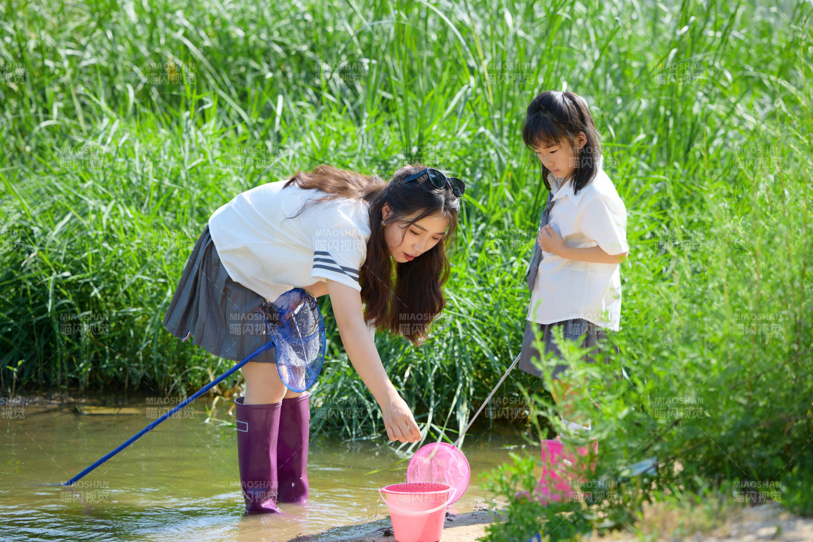 夏天在户外溪流捕捉鱼虾的母女亲子图片