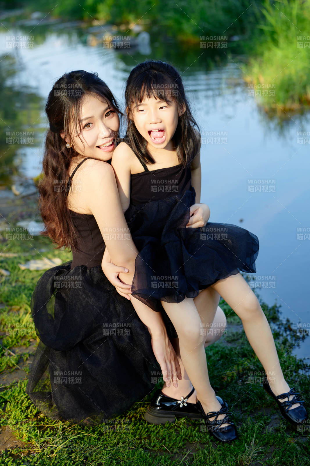 夏天在户外公园旅行游玩的亚洲母女亲子图片