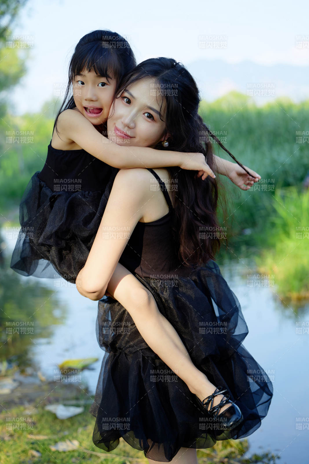 夏天在户外公园旅行游玩的亚洲母女亲子图片