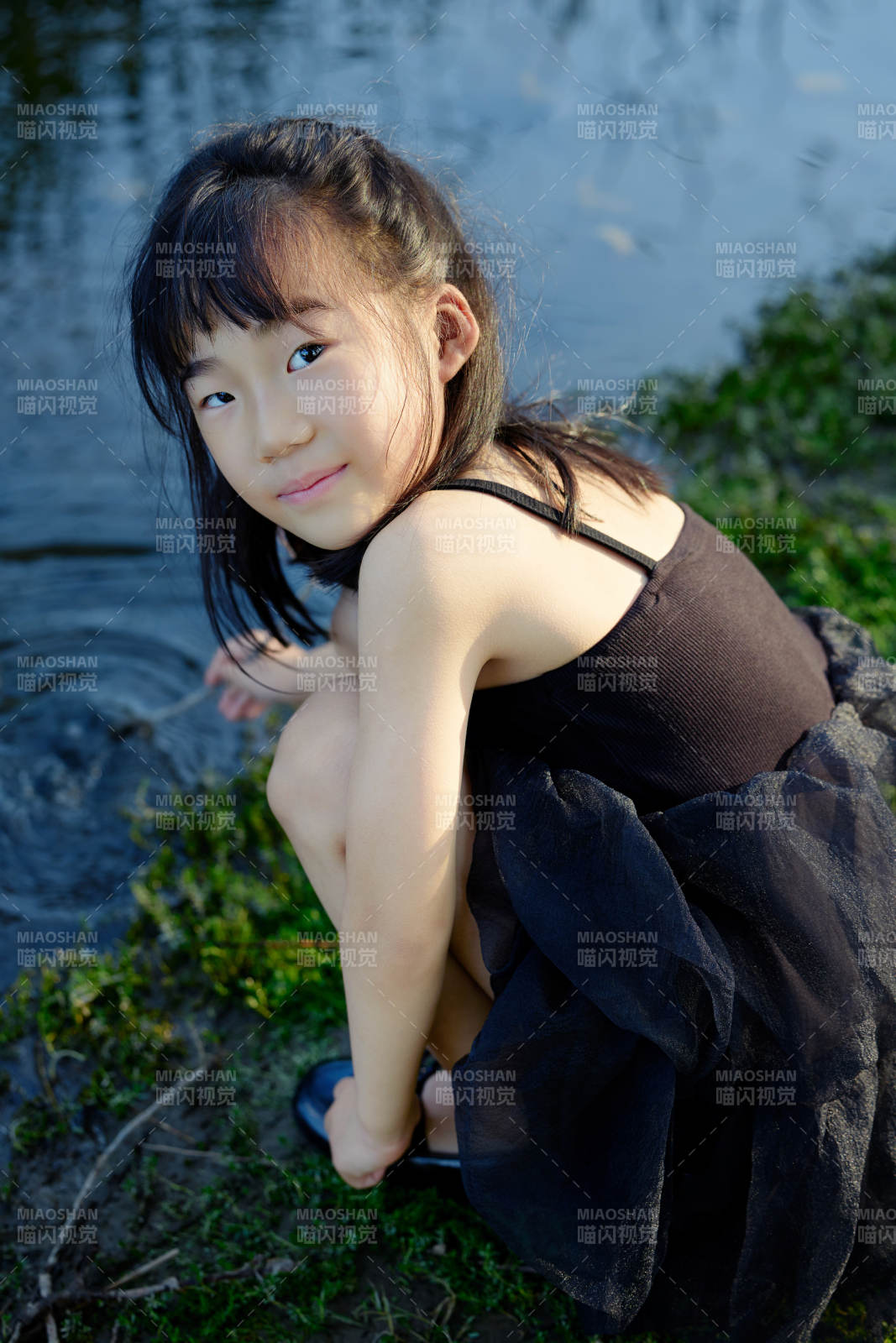 夏季在户外玩耍游玩的可爱亚洲女童图片