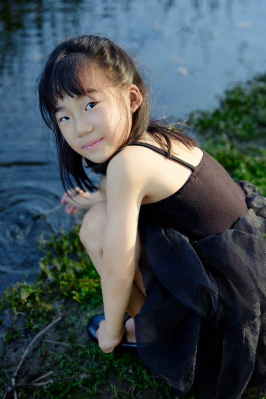 夏季在户外玩耍游玩的可爱亚洲女童图片