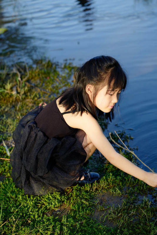 夏季在户外玩耍游玩的可爱亚洲女童图片