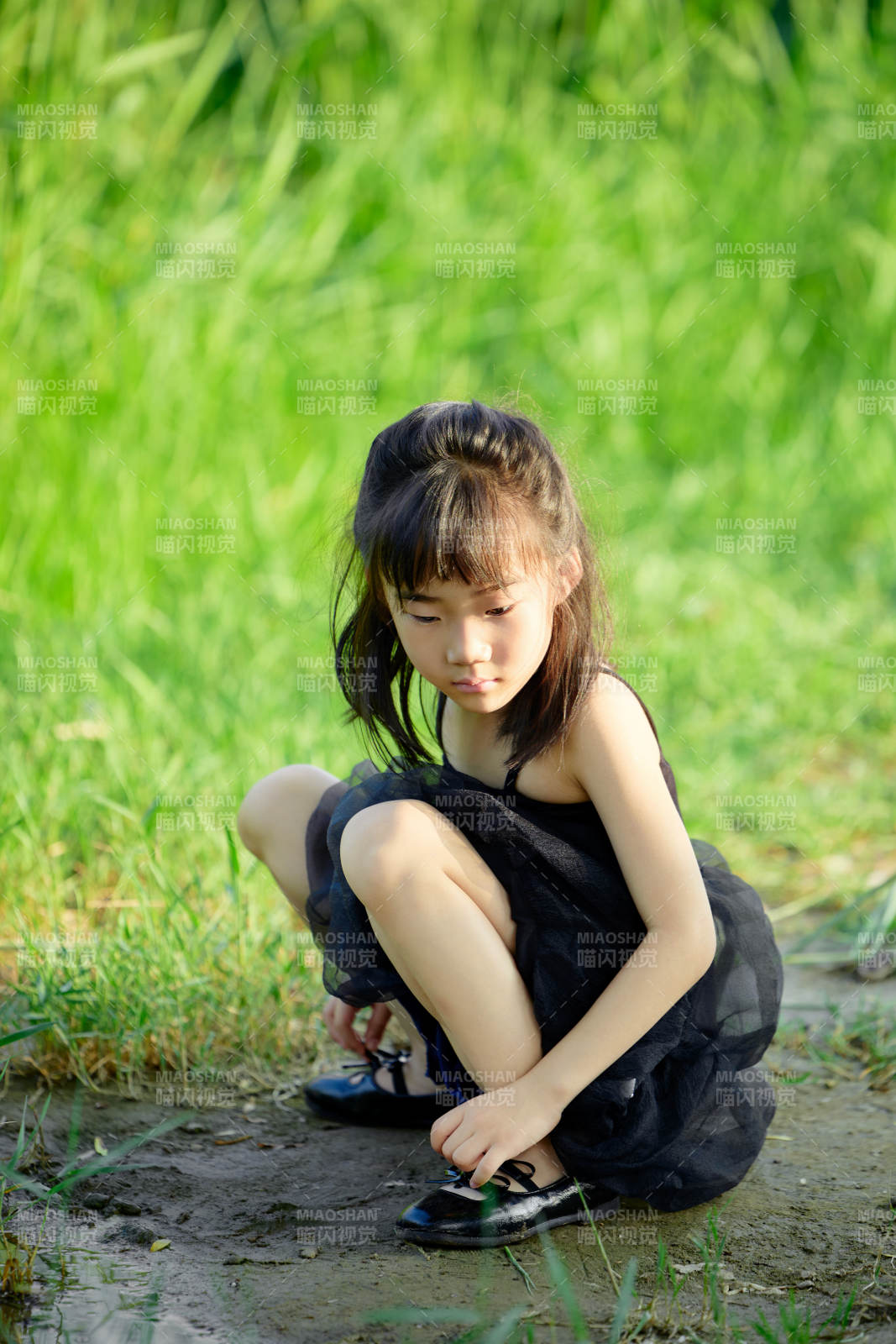 夏季在户外玩耍游玩的可爱亚洲女童图片