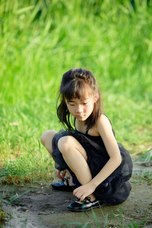 夏季在户外玩耍游玩的可爱亚洲女童图片