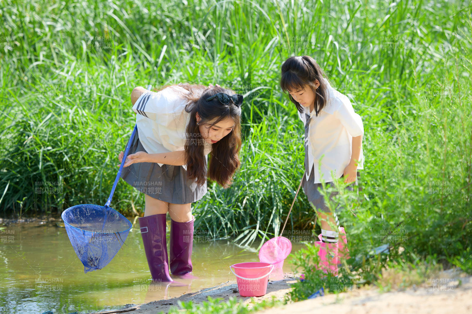 夏天在户外溪流捕捉鱼虾的母女亲子图片