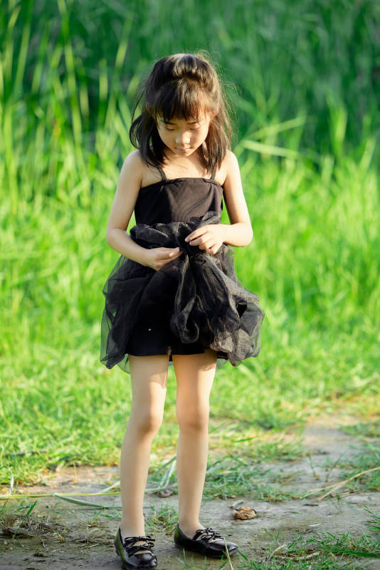 夏季在户外玩耍游玩的可爱亚洲女童图片