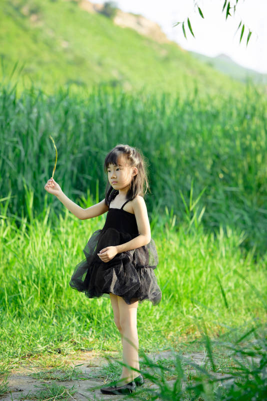 夏季在户外玩耍游玩的可爱亚洲女童图片